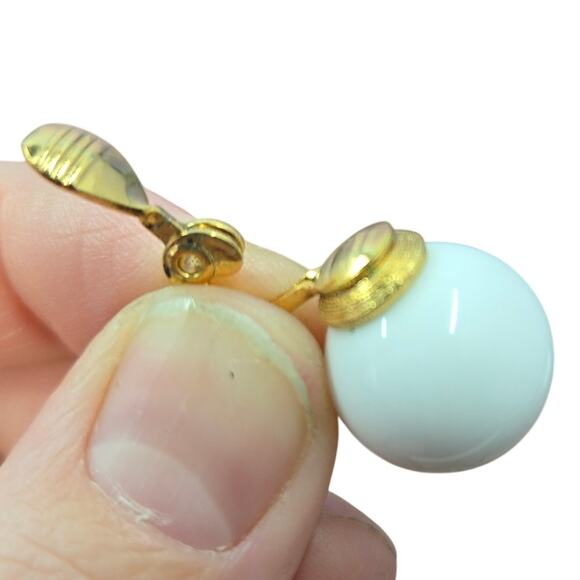 Vintage NWT Monet White/Gold Statement Clip On Earrings [J22] - Picture 2 of 4